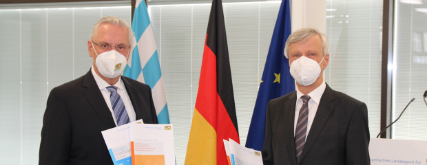 Innenminister Joachim Herrmann bei der Vorstellung mit dem Präsidenten des Landesamtes für Statistik, Dr. Thomas Gößl