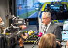 Innenminister Joachim Herrmann bei Pressekonferenz, im Hintergrund Polizeifahrsimulator