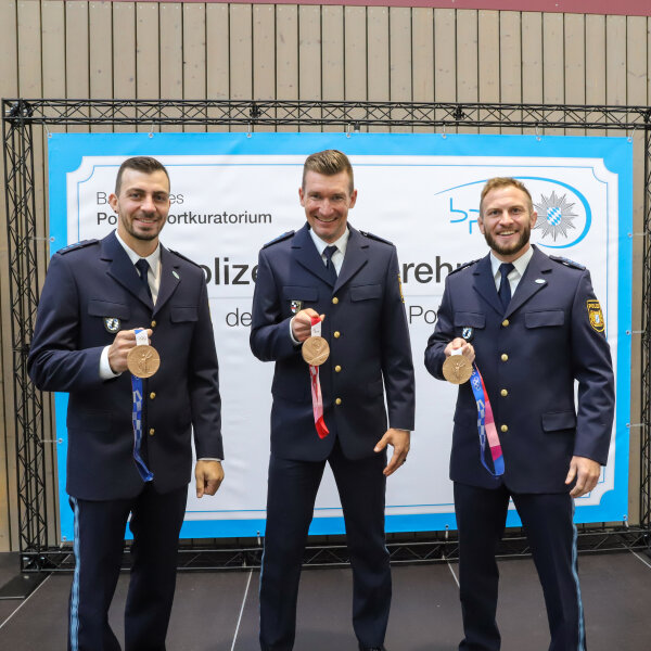 Sideris Tasiadis, Matthias Schindler und Sebastian Seidl mit Medaillen