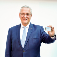Innenminister Joachim Herrmann mit neuem Polizeidienstausweis in der Hand