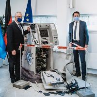 Innenminister Joachim Herrmann und Justizminister Georg Eisenreich neben zerstörtem Geldautomaten