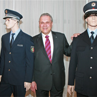 Neue Polizeiuniform: Pressetermin mit Innenminiser Joachim Herrmannam 17. Dezember 2013 