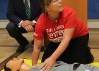 Minister Herrmann informiert sich über Herzdruckmassage