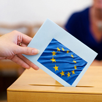 Einwurf des Wahlbriefes Europawahl in die Wahlurne